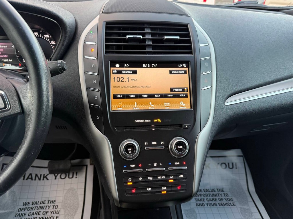 Lincoln MKC Vehicle Full-screen Gallery Image 24