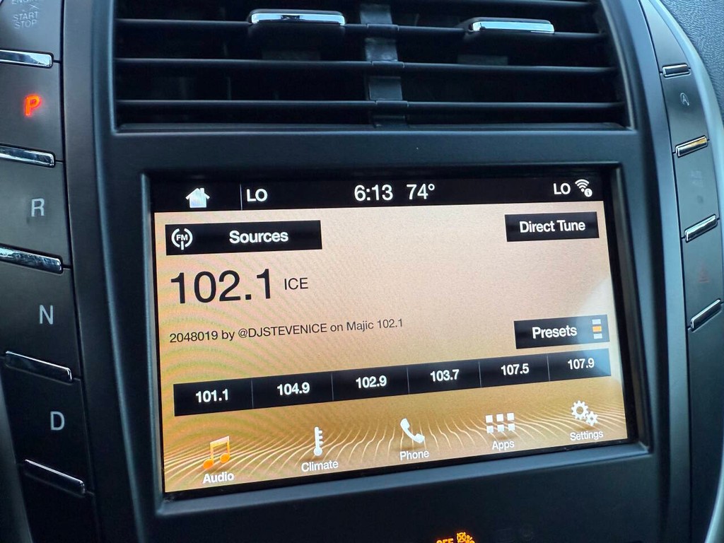 Lincoln MKC Vehicle Full-screen Gallery Image 25