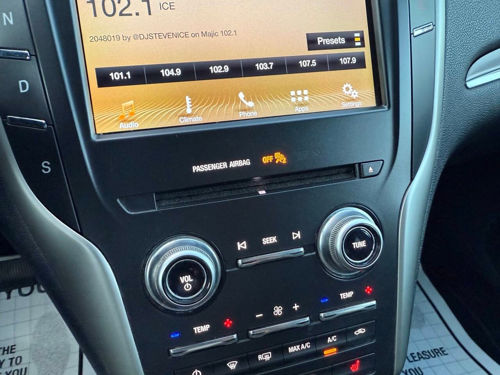 Lincoln MKC Vehicle Full-screen Gallery Image 27