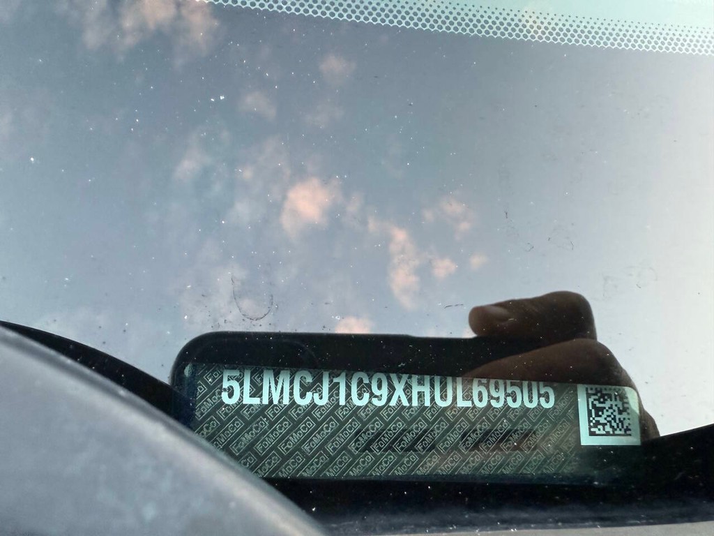 Lincoln MKC Vehicle Full-screen Gallery Image 33