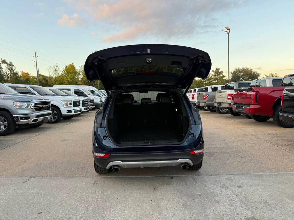 Lincoln MKC Vehicle Full-screen Gallery Image 36