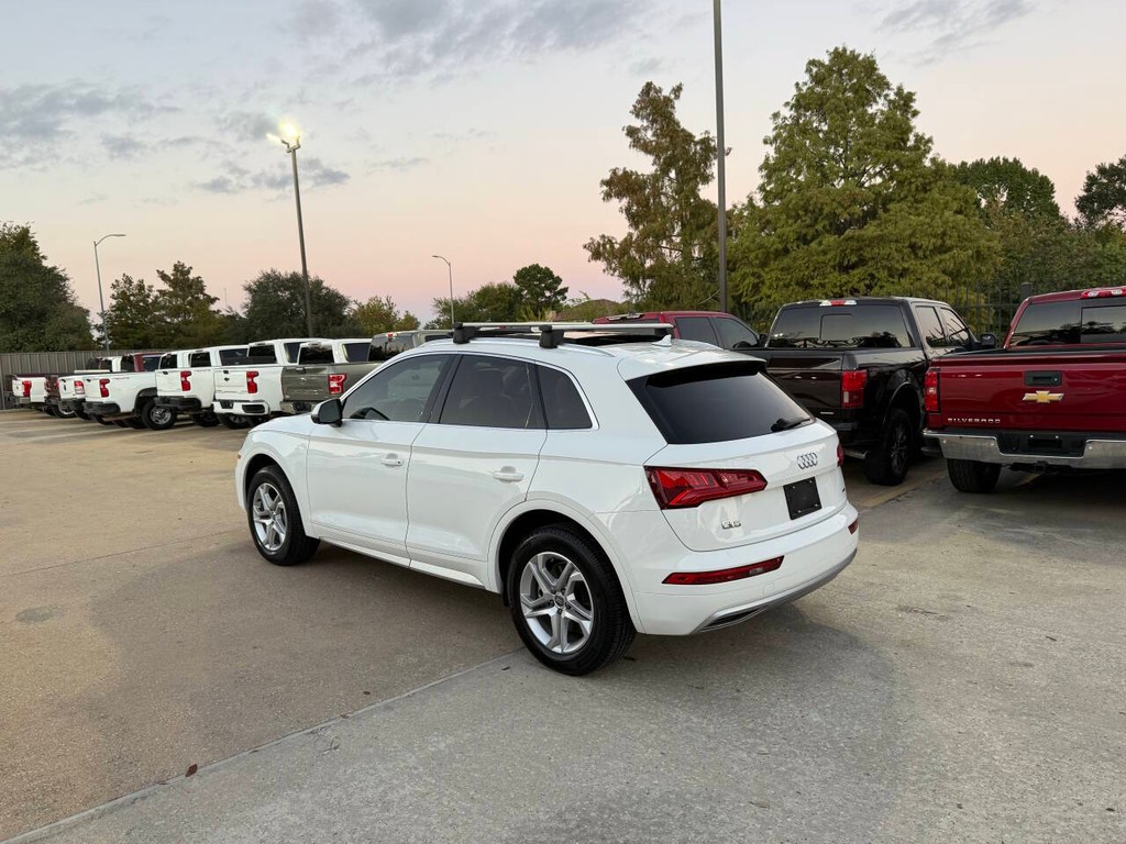 Audi Q5 Vehicle Full-screen Gallery Image 04