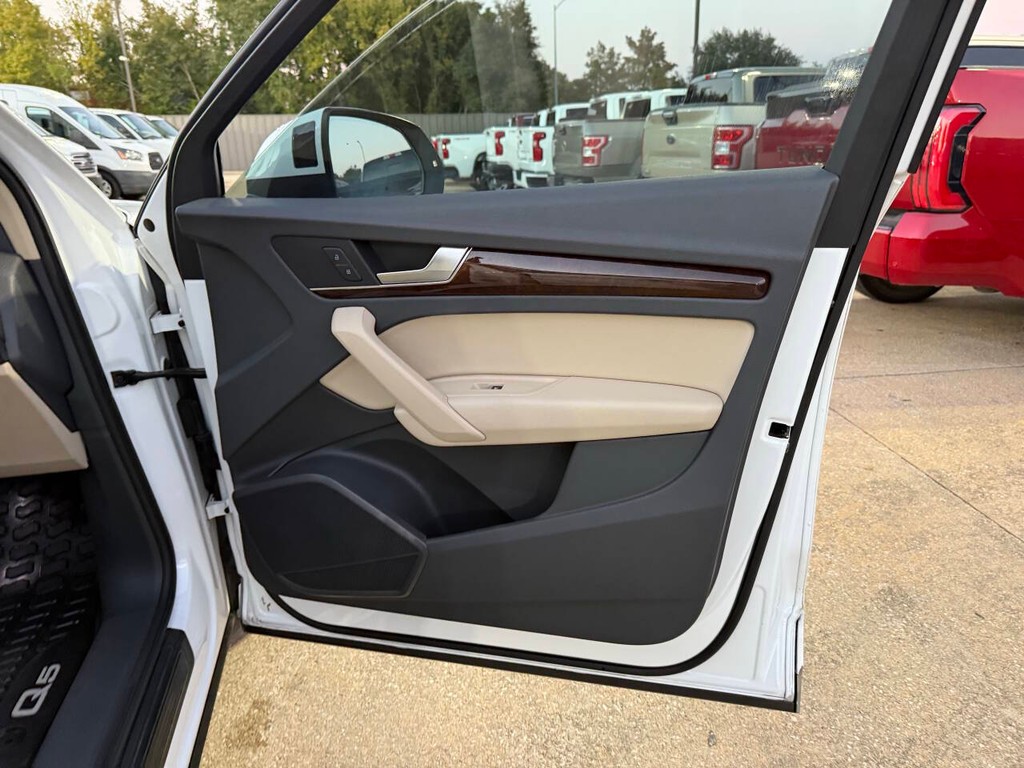 Audi Q5 Vehicle Full-screen Gallery Image 11