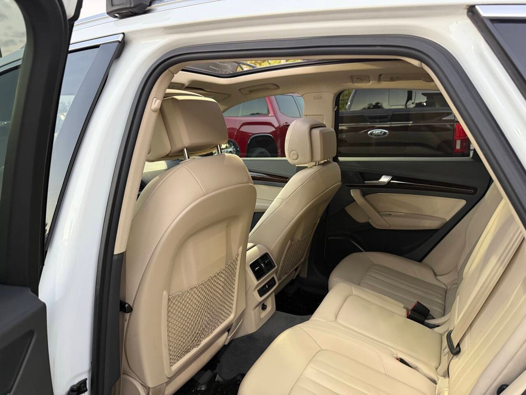 Audi Q5 Vehicle Full-screen Gallery Image 12