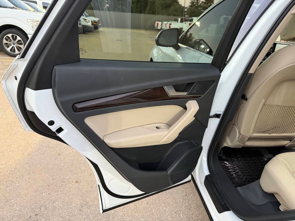 Audi Q5 Vehicle Full-screen Gallery Image 14