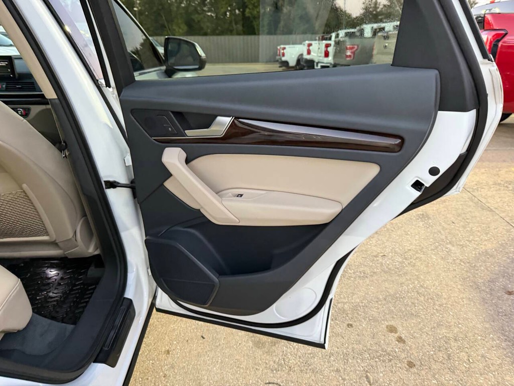 Audi Q5 Vehicle Full-screen Gallery Image 16