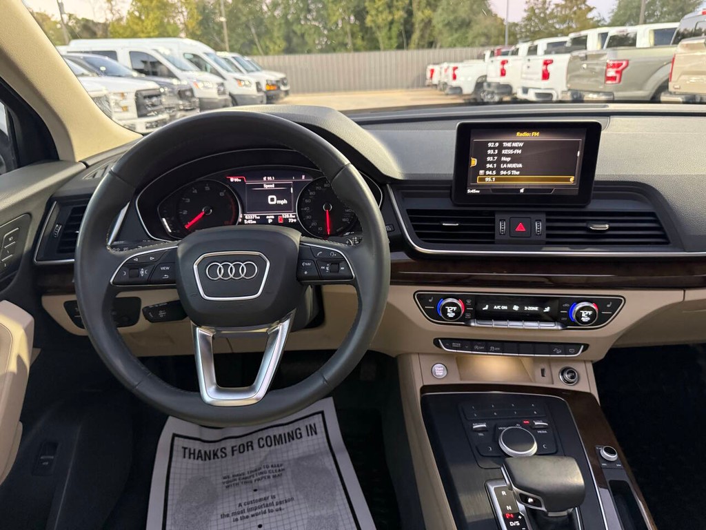 Audi Q5 Vehicle Full-screen Gallery Image 22