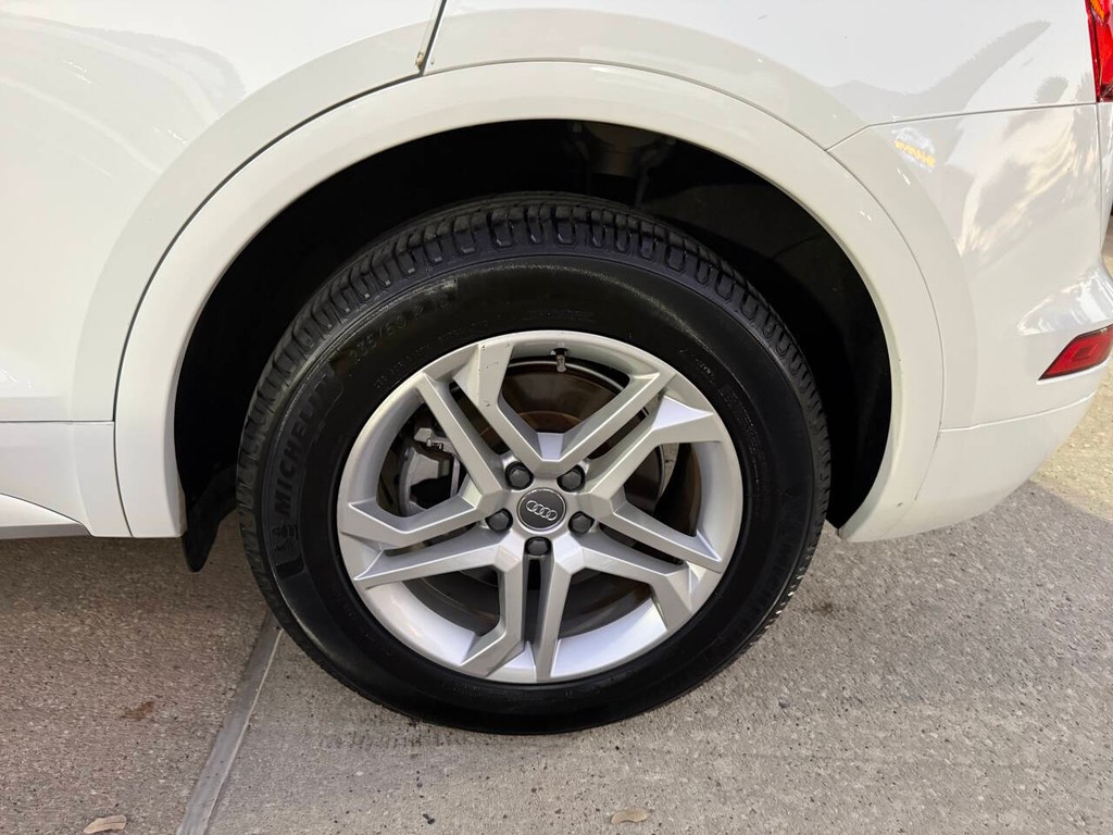 Audi Q5 Vehicle Full-screen Gallery Image 23