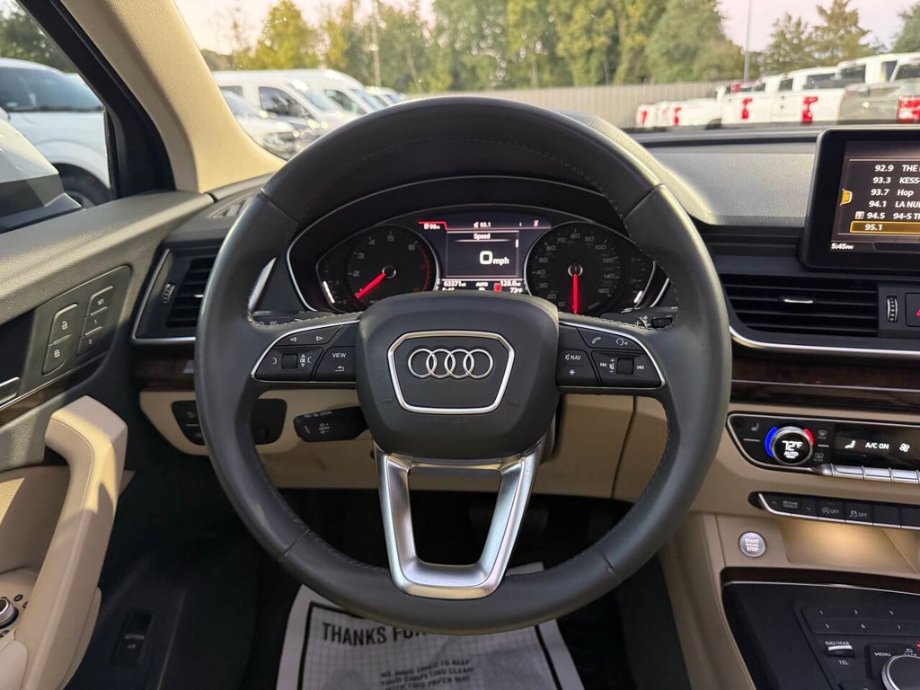 Audi Q5 Vehicle Full-screen Gallery Image 24