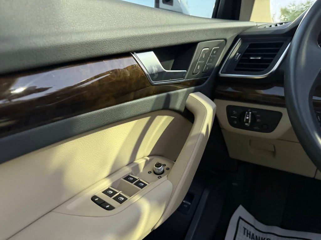 Audi Q5 Vehicle Full-screen Gallery Image 31