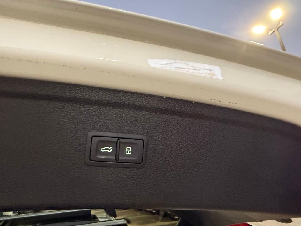 Audi Q5 Vehicle Full-screen Gallery Image 38