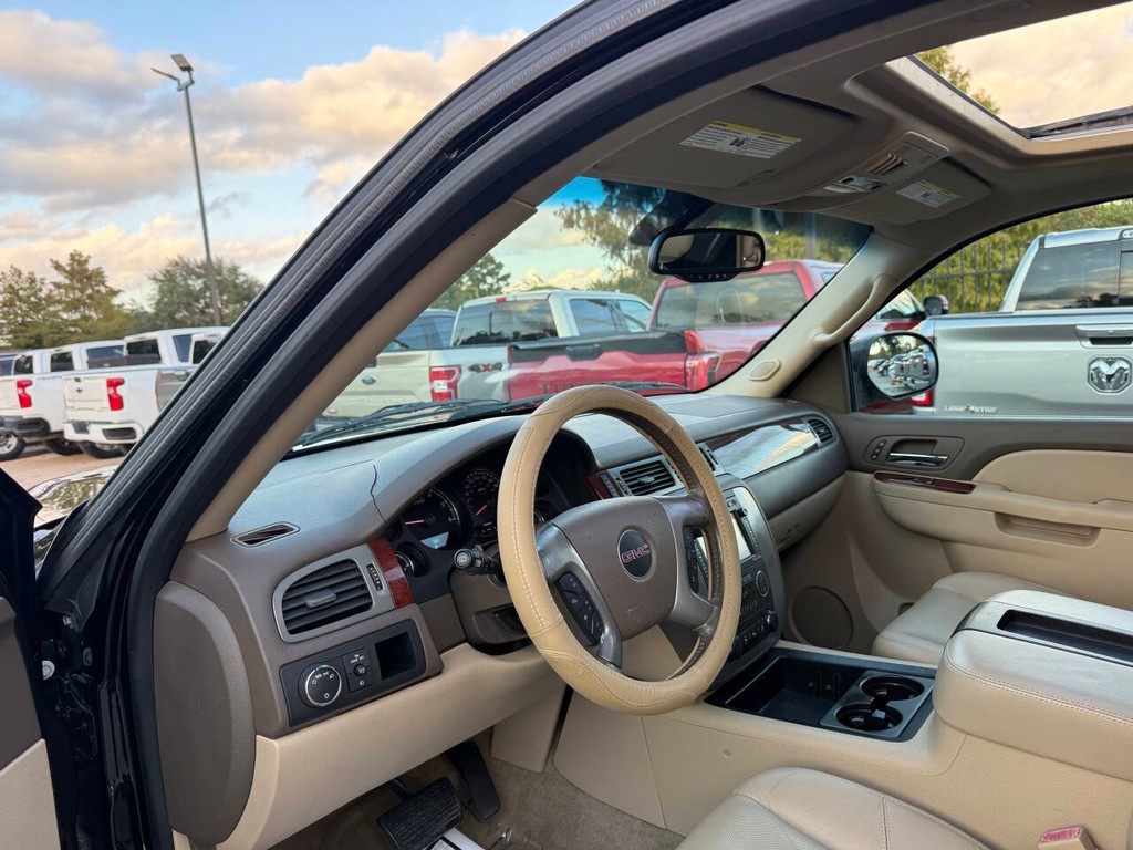 GMC Yukon Vehicle Full-screen Gallery Image 06