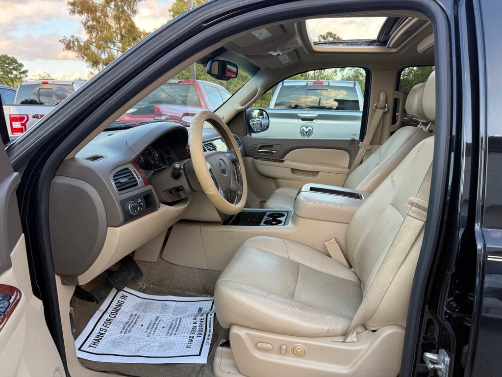 GMC Yukon Vehicle Full-screen Gallery Image 07