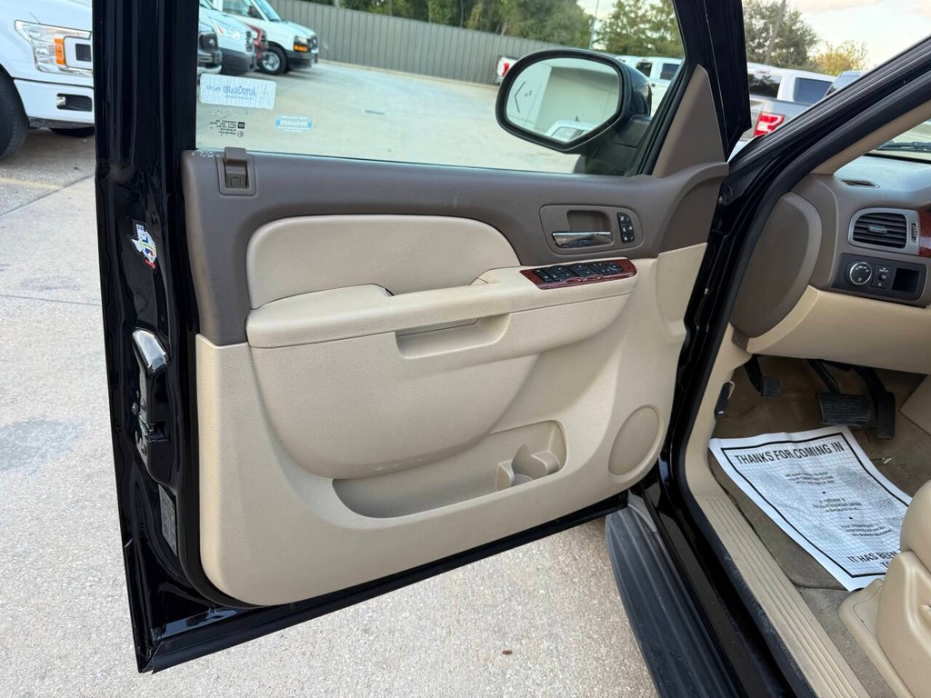 GMC Yukon Vehicle Full-screen Gallery Image 08