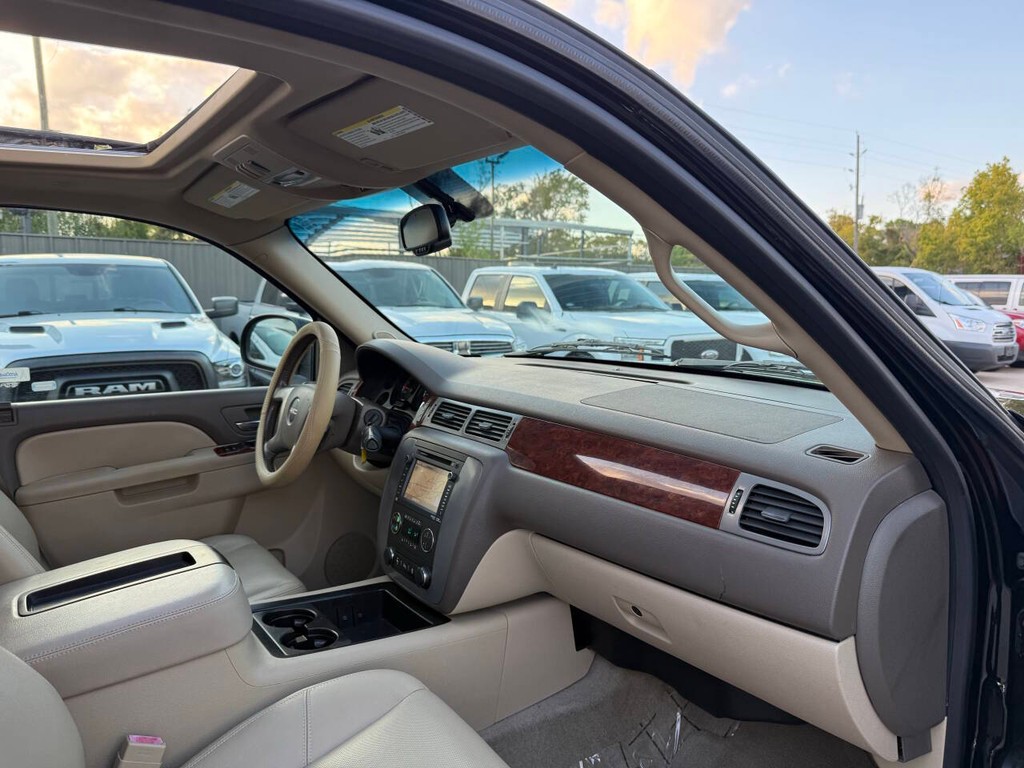 GMC Yukon Vehicle Full-screen Gallery Image 09