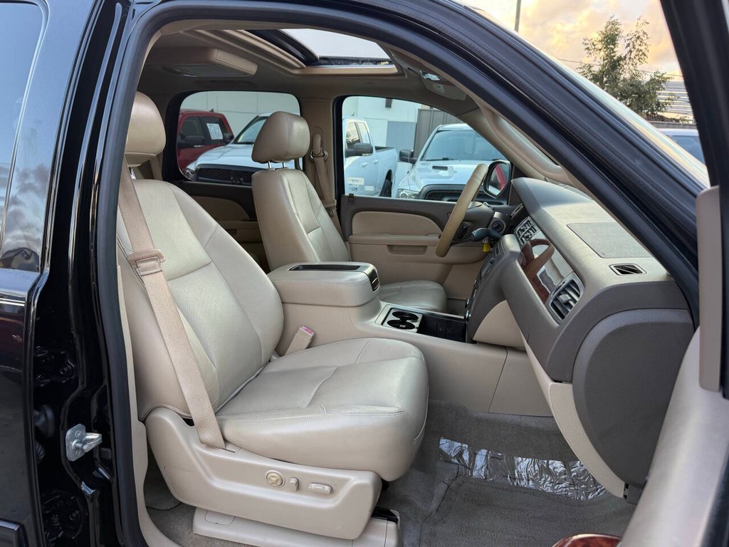 GMC Yukon Vehicle Full-screen Gallery Image 10