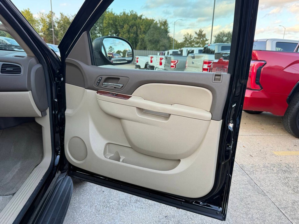 GMC Yukon Vehicle Full-screen Gallery Image 11