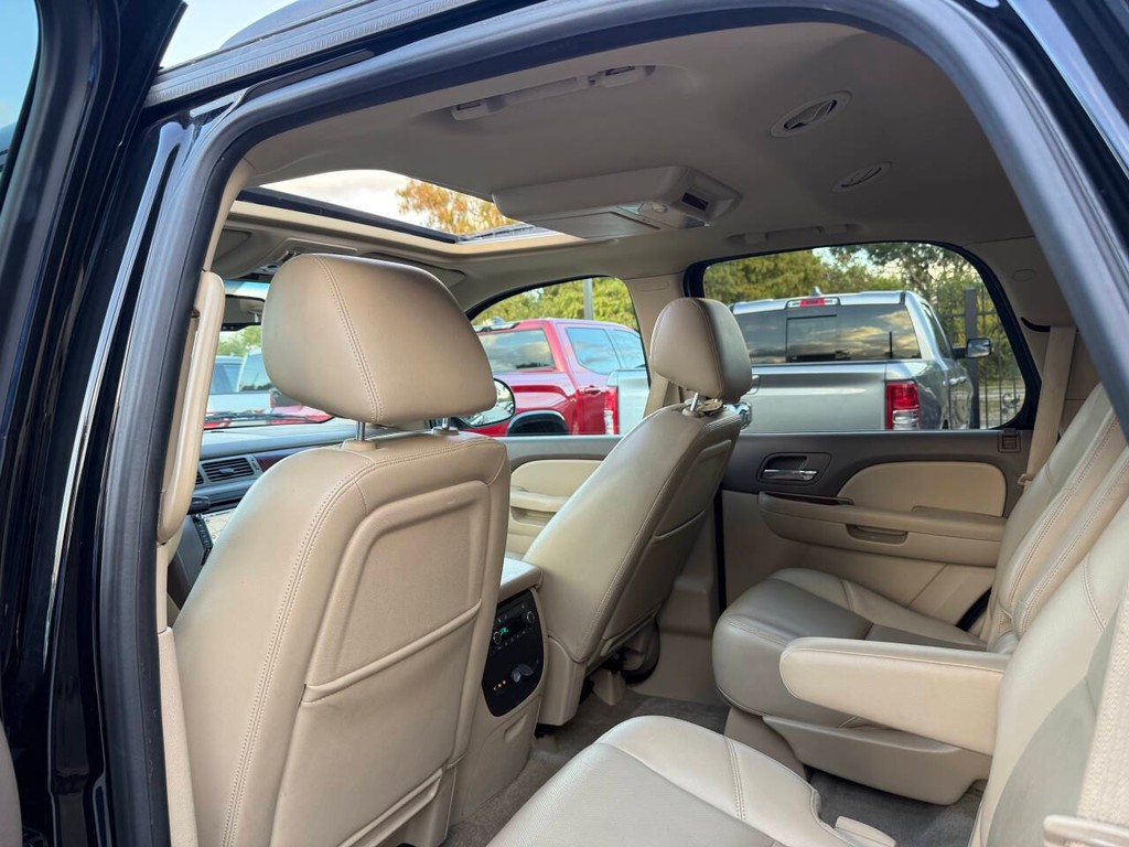 GMC Yukon Vehicle Full-screen Gallery Image 12