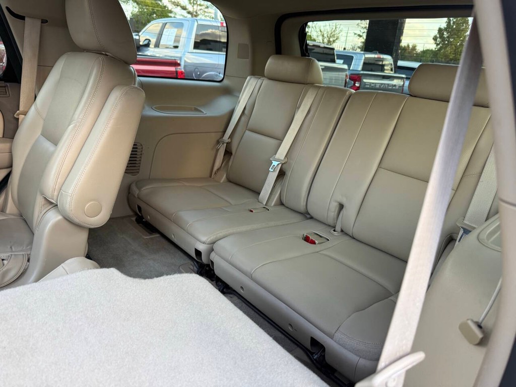 GMC Yukon Vehicle Full-screen Gallery Image 14