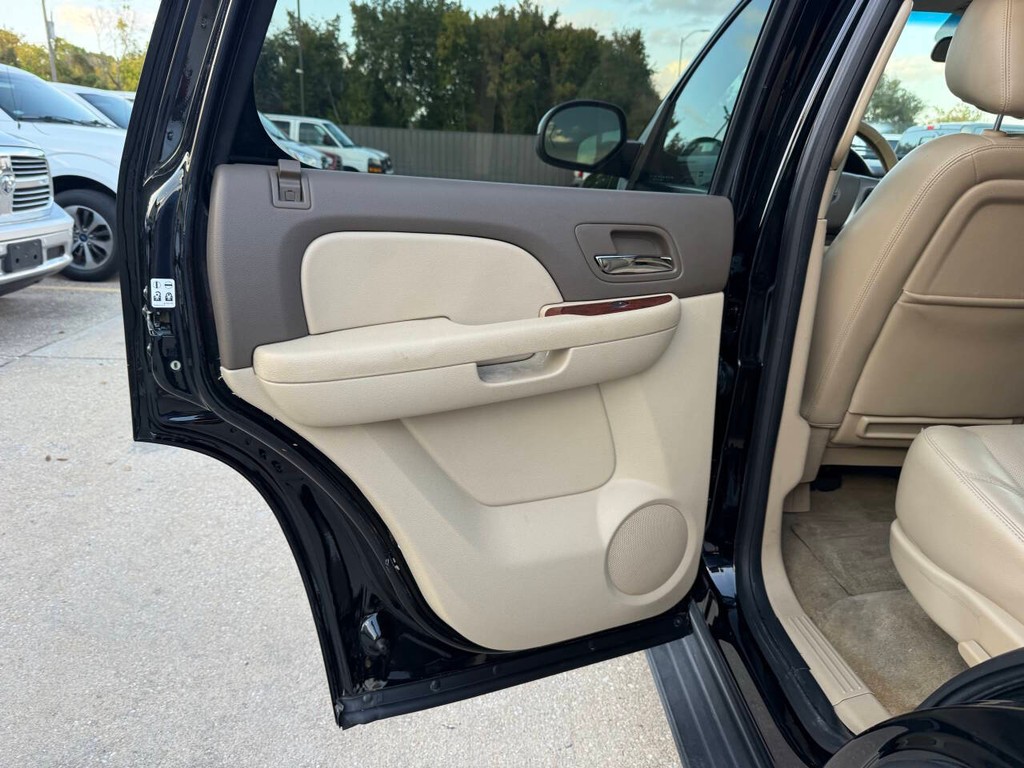 GMC Yukon Vehicle Full-screen Gallery Image 15