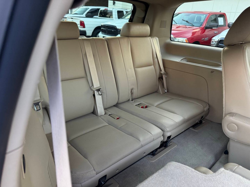 GMC Yukon Vehicle Full-screen Gallery Image 16