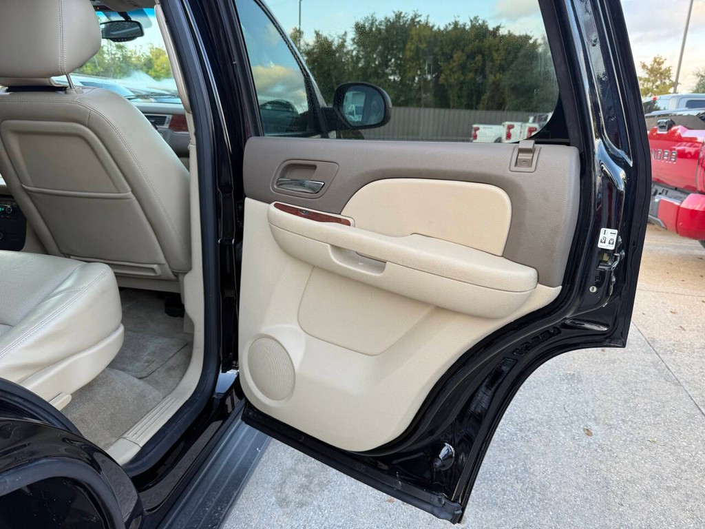 GMC Yukon Vehicle Full-screen Gallery Image 18