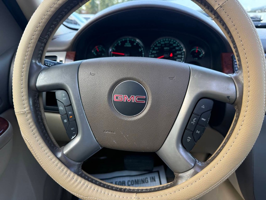 GMC Yukon Vehicle Full-screen Gallery Image 25