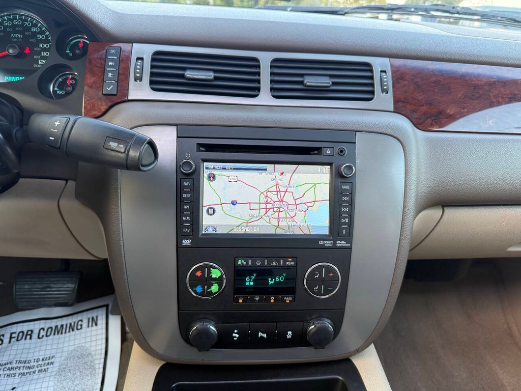 GMC Yukon Vehicle Full-screen Gallery Image 26