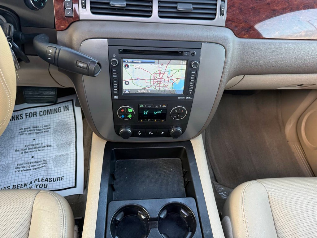 GMC Yukon Vehicle Full-screen Gallery Image 30