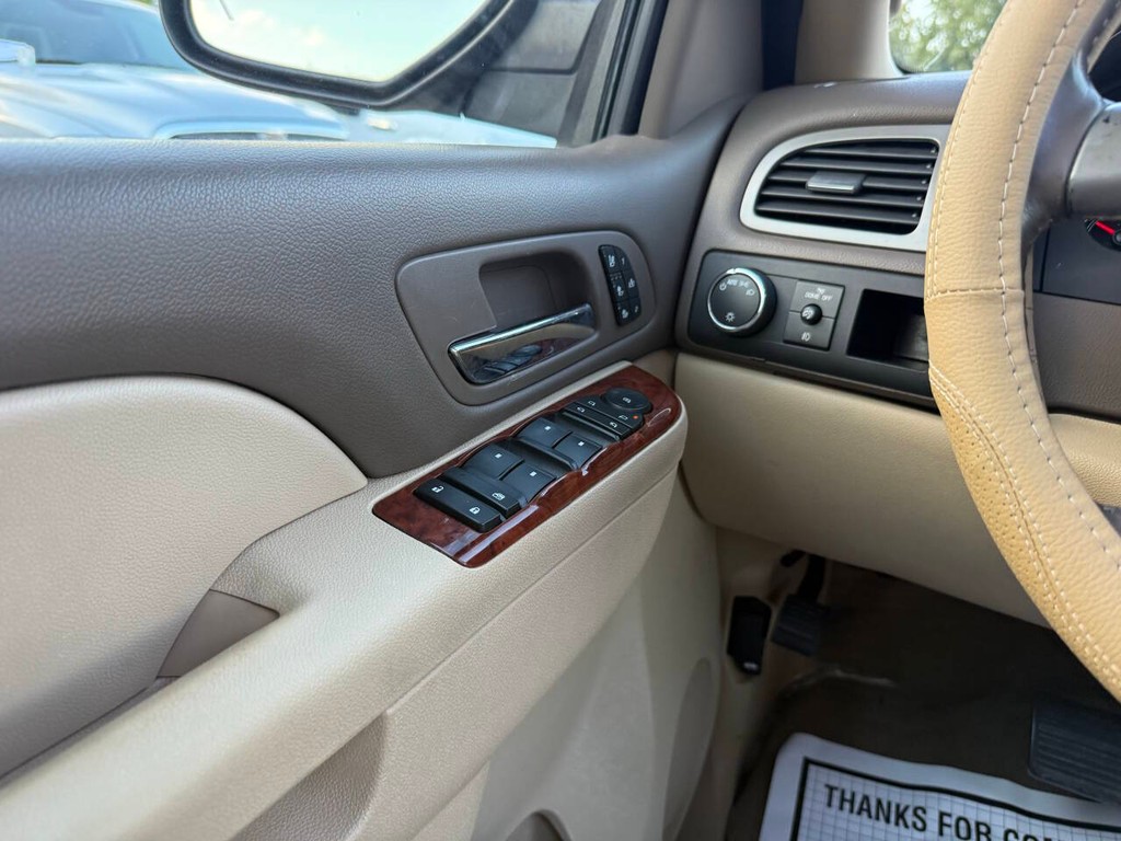 GMC Yukon Vehicle Full-screen Gallery Image 31