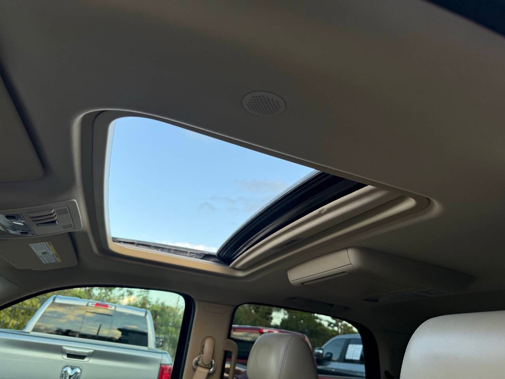 GMC Yukon Vehicle Full-screen Gallery Image 32