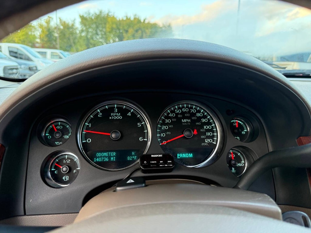 GMC Yukon Vehicle Full-screen Gallery Image 35