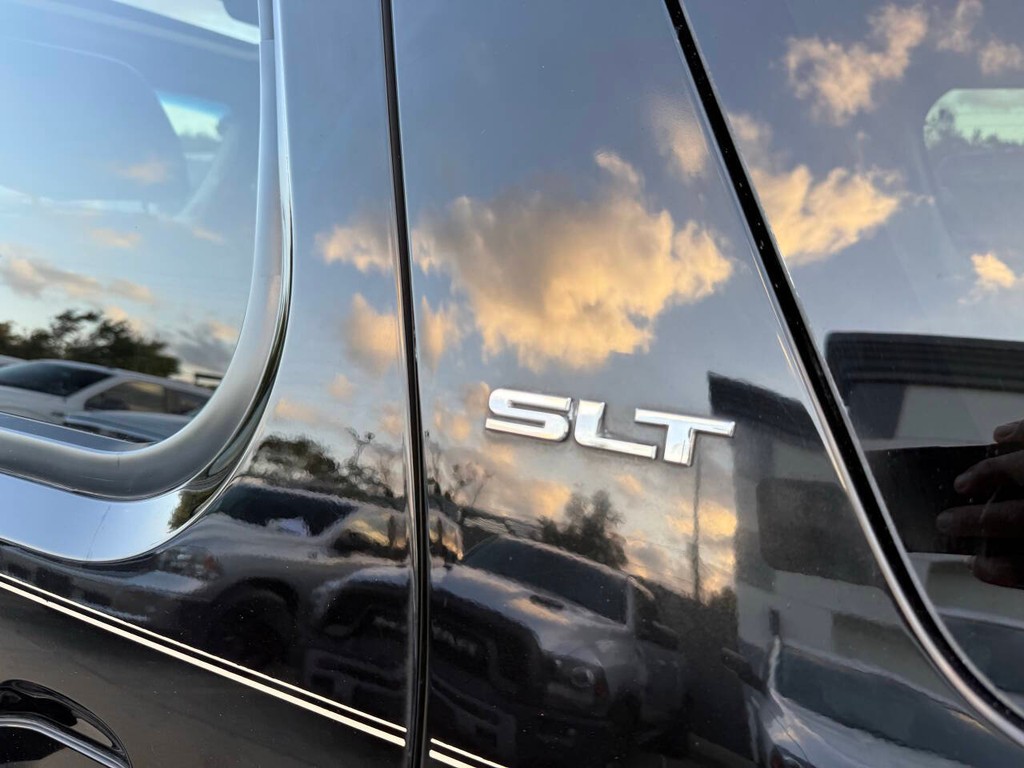 GMC Yukon Vehicle Full-screen Gallery Image 38