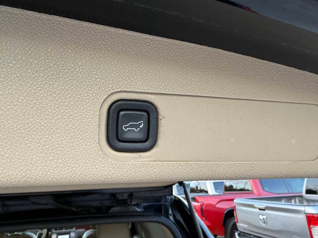 GMC Yukon Vehicle Full-screen Gallery Image 40