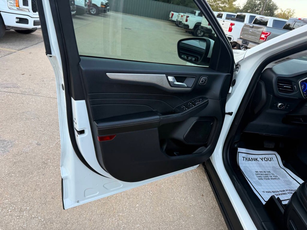 Ford Escape Vehicle Full-screen Gallery Image 08