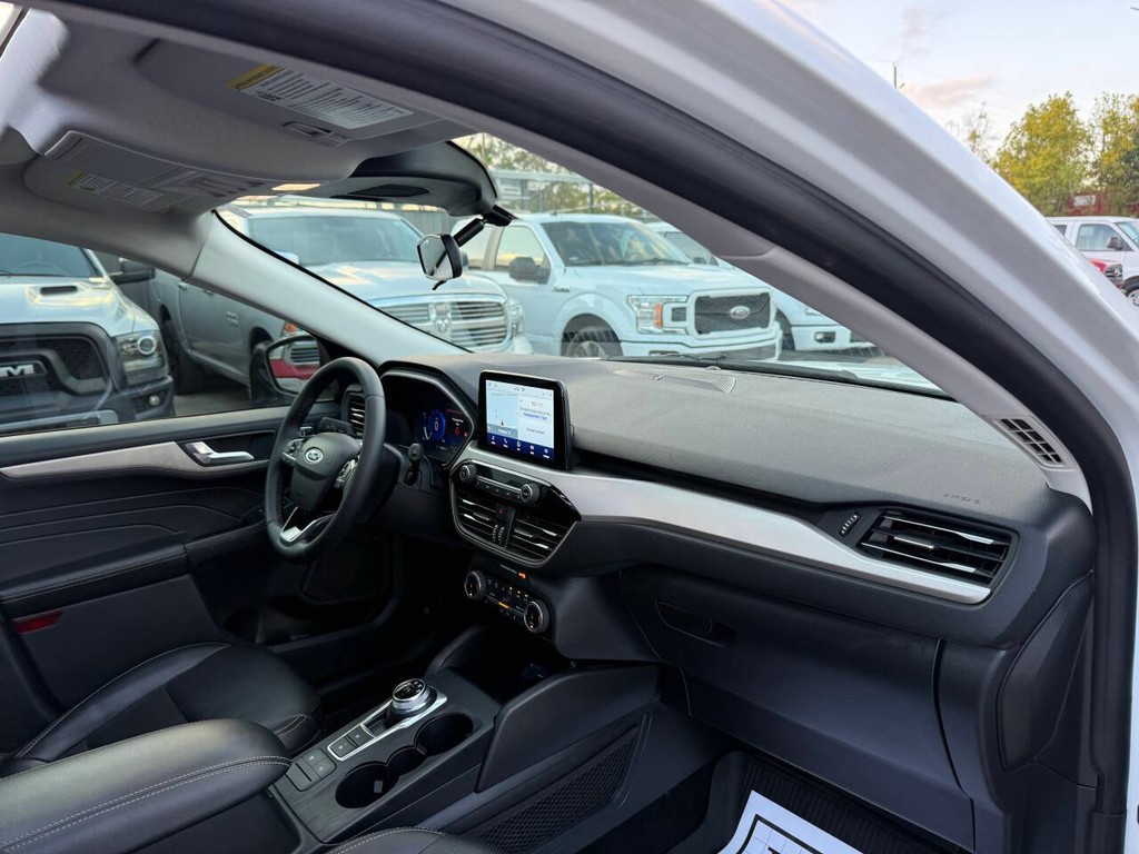 Ford Escape Vehicle Full-screen Gallery Image 09