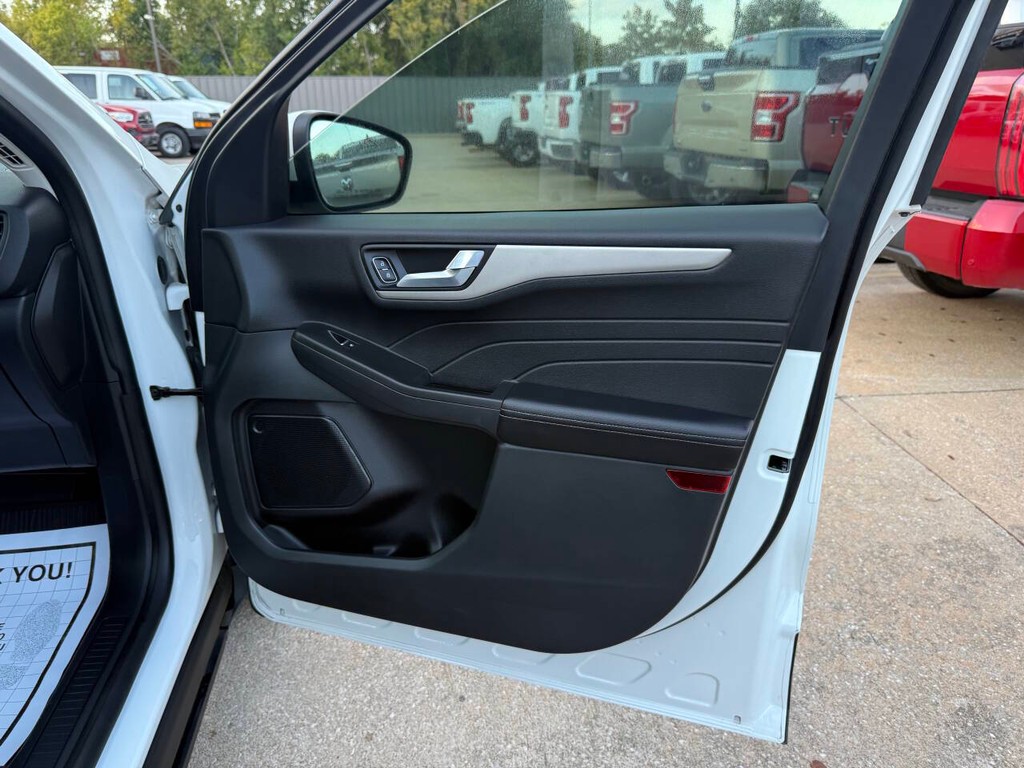 Ford Escape Vehicle Full-screen Gallery Image 11