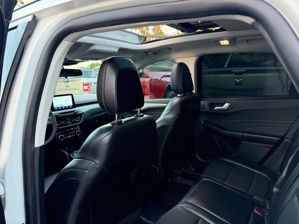 Ford Escape Vehicle Full-screen Gallery Image 12