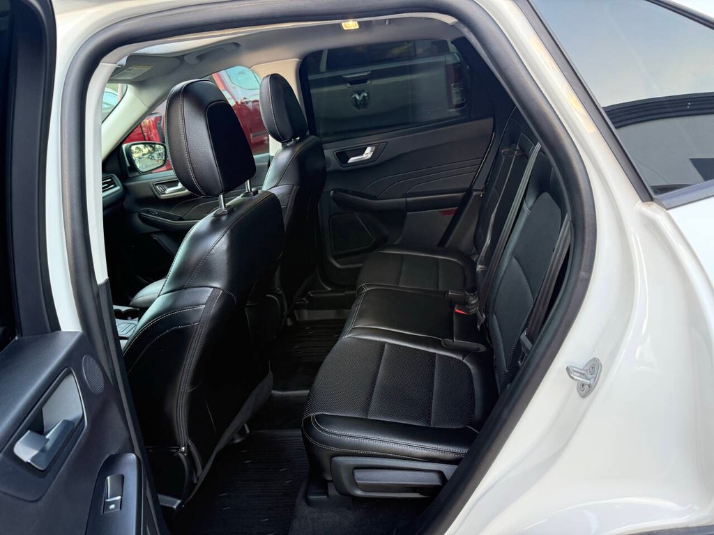 Ford Escape Vehicle Full-screen Gallery Image 13