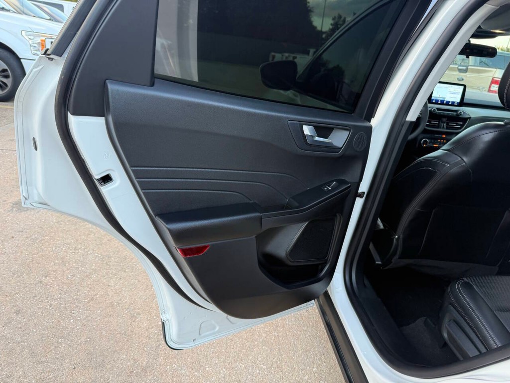 Ford Escape Vehicle Full-screen Gallery Image 14