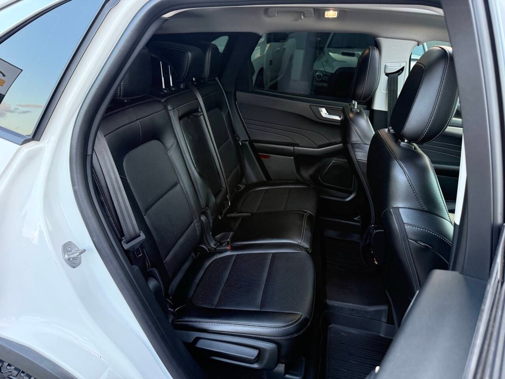 Ford Escape Vehicle Full-screen Gallery Image 15