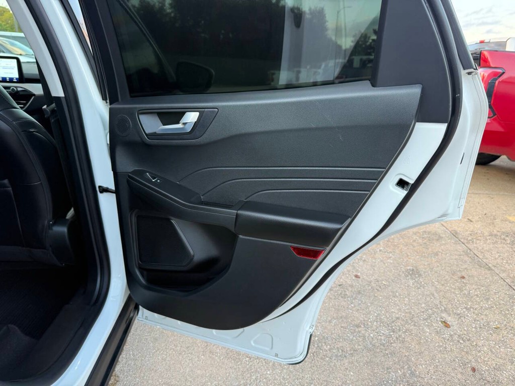 Ford Escape Vehicle Full-screen Gallery Image 16