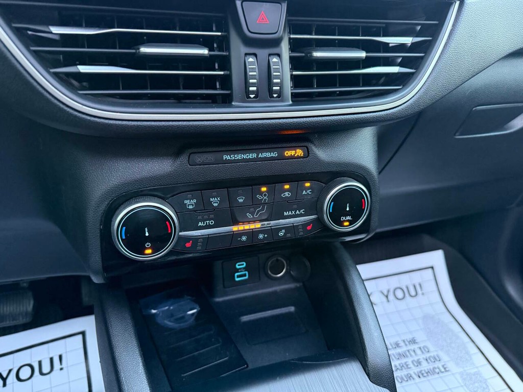 Ford Escape Vehicle Full-screen Gallery Image 28