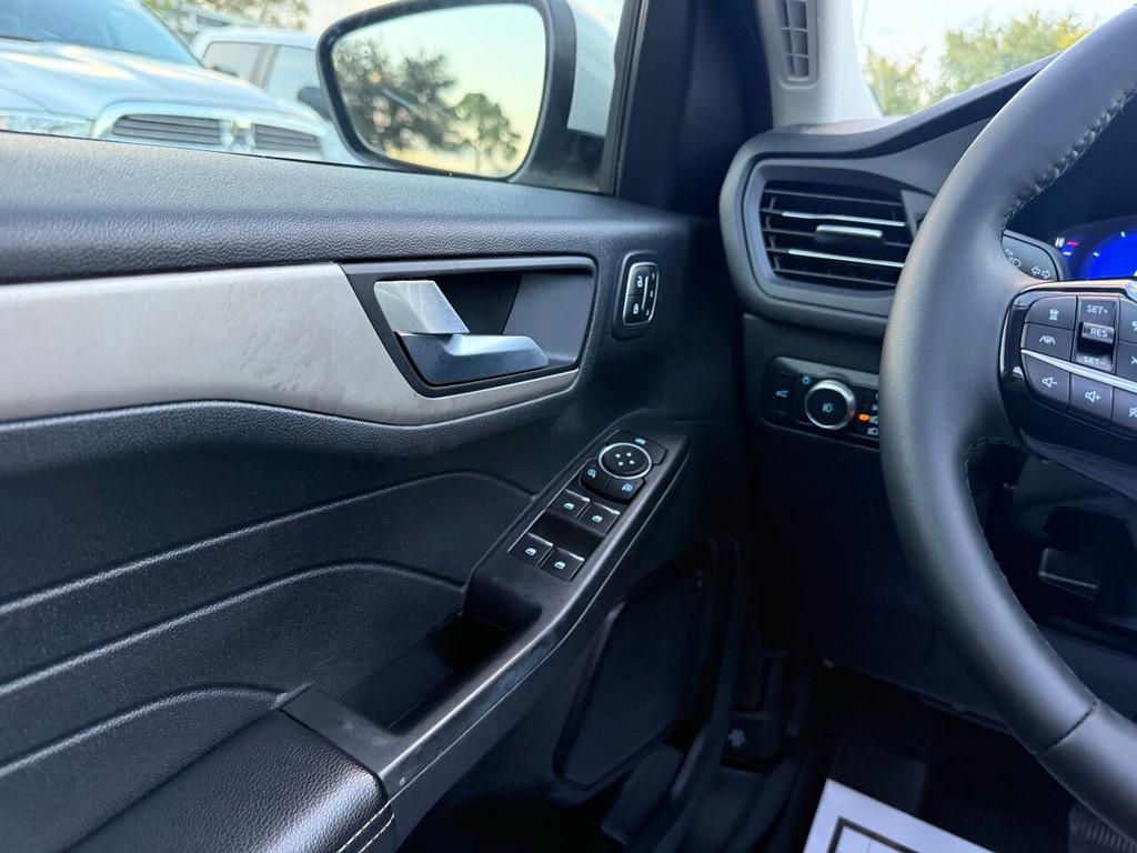 Ford Escape Vehicle Full-screen Gallery Image 30