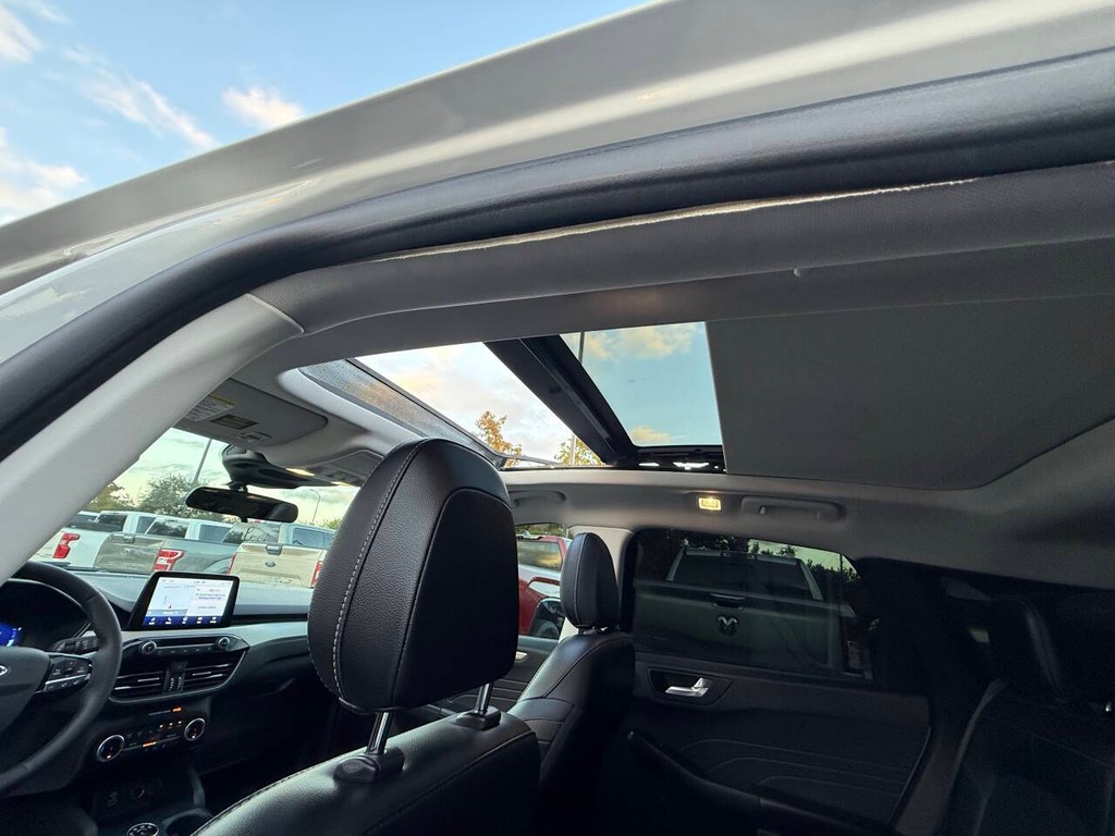 Ford Escape Vehicle Full-screen Gallery Image 32