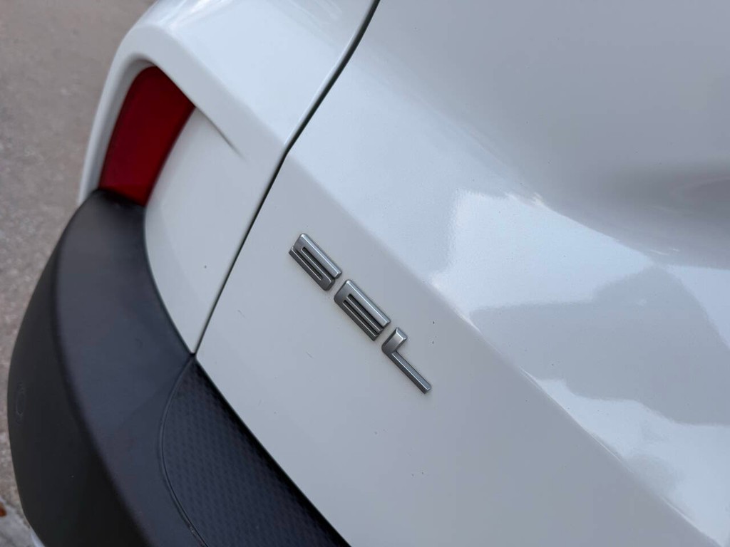 Ford Escape Vehicle Full-screen Gallery Image 41