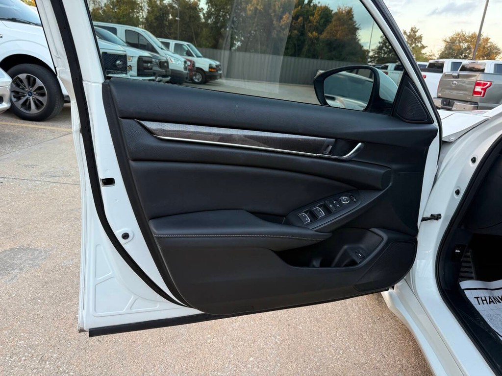 Honda Accord Sedan Vehicle Full-screen Gallery Image 08