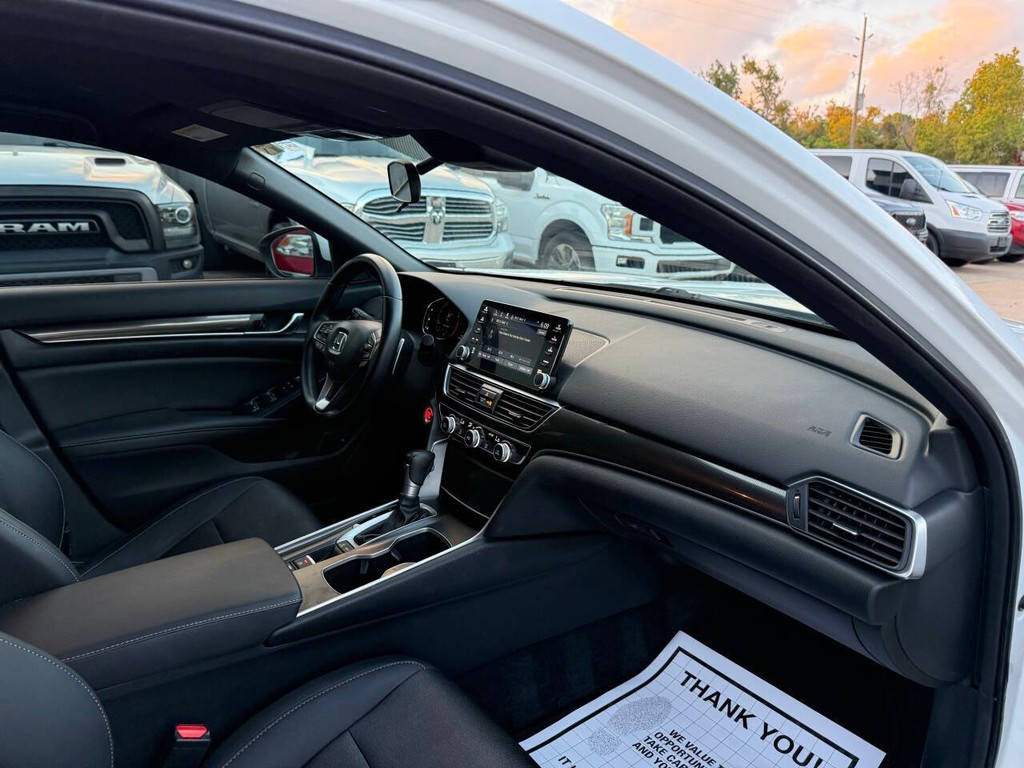 Honda Accord Sedan Vehicle Full-screen Gallery Image 09