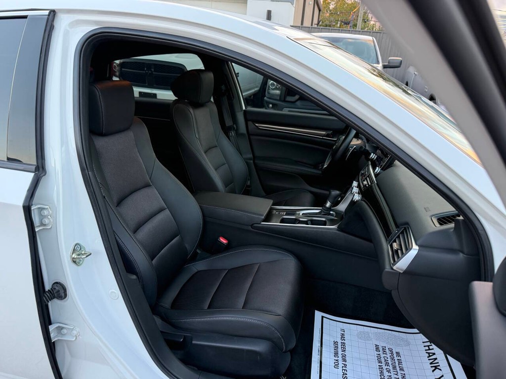 Honda Accord Sedan Vehicle Full-screen Gallery Image 10