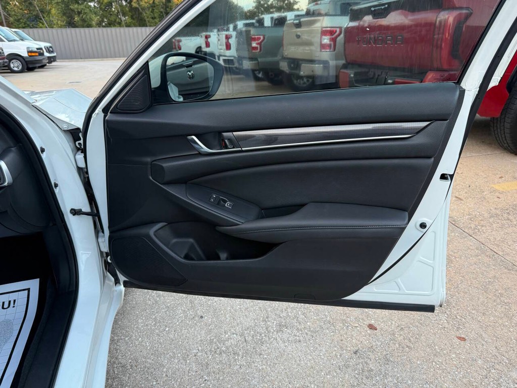 Honda Accord Sedan Vehicle Full-screen Gallery Image 11